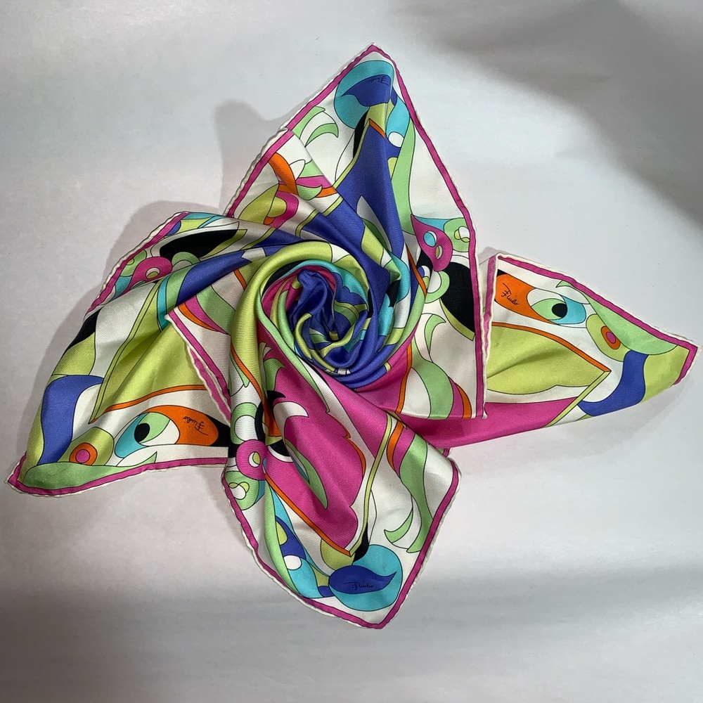 👋🏾SOLD👋🏾EMILIO PUCCI 22"x22" multi color SILK scarf